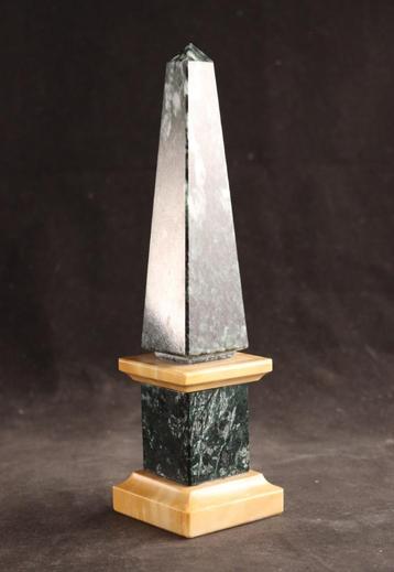 Mooie marmeren obelisk beschikbaar voor biedingen