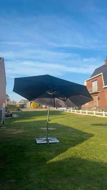Zweefparasol met voet en gewichten beschikbaar voor biedingen