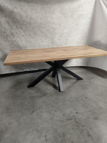 Nieuwe massief eiken tafel beschikbaar voor biedingen