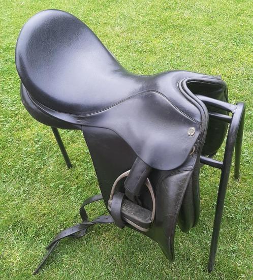 Dressuurzadel 18inch met wijde boom, Animaux & Accessoires, Chevaux & Poneys | Selles, Utilisé, Dressage, Enlèvement