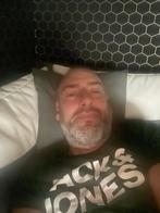 Man zoekt vrienschap bij een vrouw, Contacten en Berichten