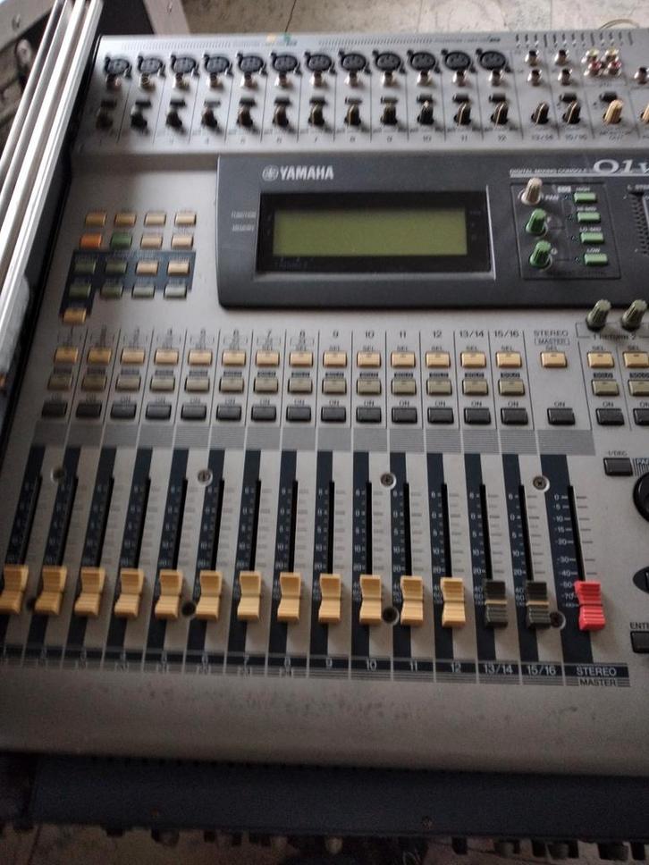 PA in flightcase in zeer goede staat, Muziek en Instrumenten, Mengpanelen, Zo goed als nieuw, Ophalen