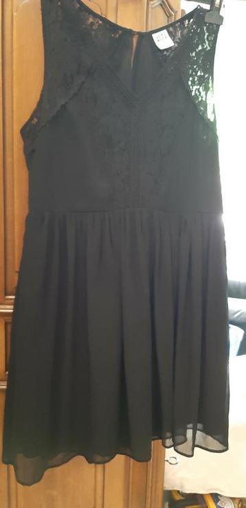 Belle robe noire Vero Moda avec dentelle moyenne