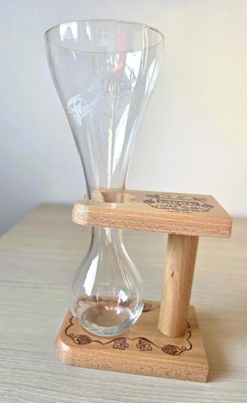 Kwak glas in houten staander beschikbaar voor biedingen