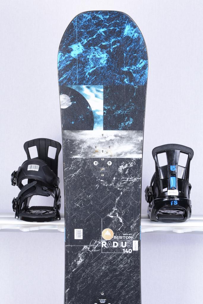 140 snowboard BURTON RADIUS, black/blue, woodcore, Sport en Fitness, Snowboarden, Gebruikt, Bindingen, Verzenden