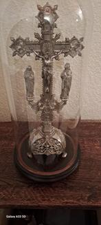 Crucifix en métal argenté sous cloche en verre, Enlèvement