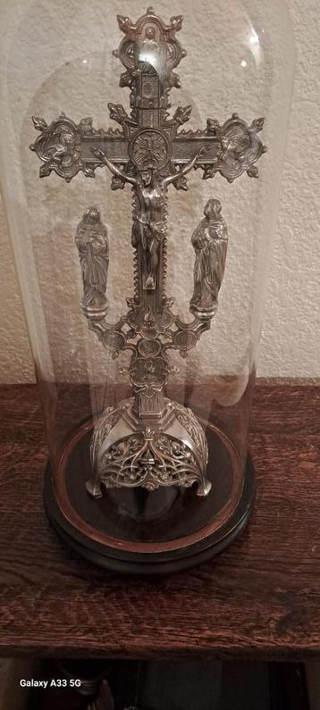 Crucifix en métal argenté sous cloche en verre