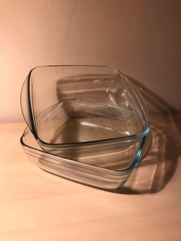 Twee glazen ovenschalen  beschikbaar voor biedingen