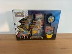 Collection avec pin’s celebrations FR, Hobby en Vrije tijd, Verzamelkaartspellen | Pokémon, Ophalen of Verzenden, Zo goed als nieuw