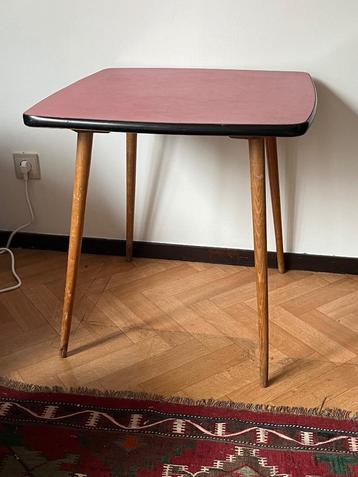 Vintage tafel uit de jaren 60 beschikbaar voor biedingen