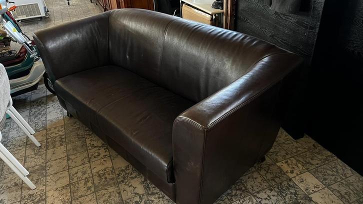 Lederen tweezit zetel – tijdloos design, Huis en Inrichting, Zetels | Zetels, Gebruikt, Rechte bank, Tweepersoons, 150 tot 200 cm