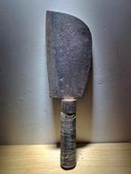 Grand couteau ancien, en mauvais état et roui