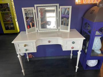 Kaptafel met staande spiegel Louis XVI 16e goed onderhouden beschikbaar voor biedingen