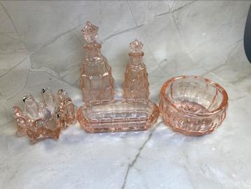 Ensemble de verre dépoli , un bol et une bonbonnière beschikbaar voor biedingen