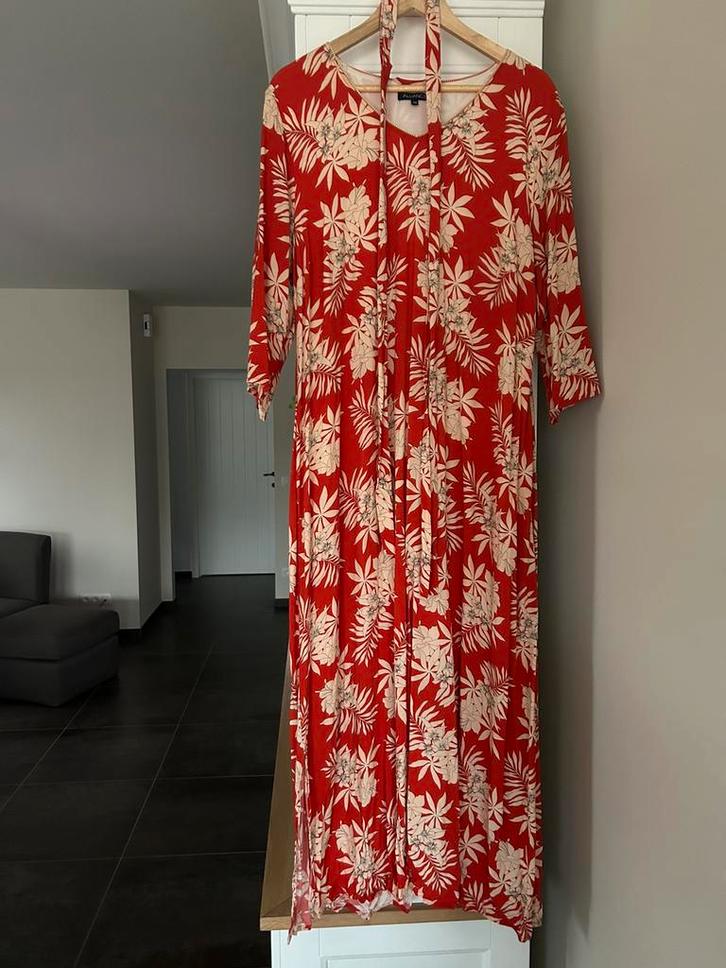 Gloednieuwe lange rode jurk maat 48 van Alliance, Kleding | Dames, Jurken, Nieuw, Maat 46/48 (XL) of groter, Rood, Onder de knie