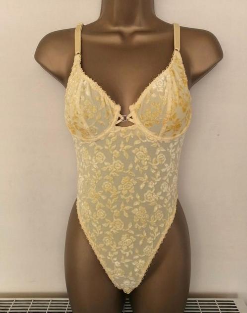 Prachtige Vanillegele Body met Velours Bloemen - 80B, Vêtements | Femmes, Sous-vêtements & Lingerie, Body ou Corset, Jaune, Enlèvement ou Envoi