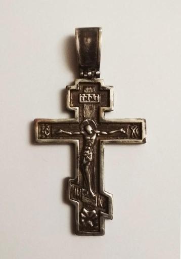 Grande croix en argent ornée d'un crucifix sur un côté et su