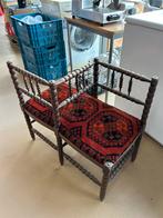 Antieke spijlenbank met rood-zwart, Ophalen