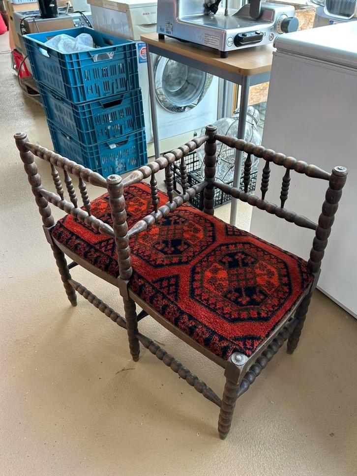 Antieke spijlenbank met rood-zwart, Antiek en Kunst, Antiek | Meubels | Stoelen en Sofa's, Ophalen