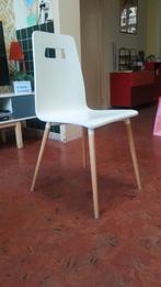 6 witte houten stoelen op ijzeren onderstel voor €30, Huis en Inrichting, Stoelen, Ophalen, Gebruikt, Wit, Modern