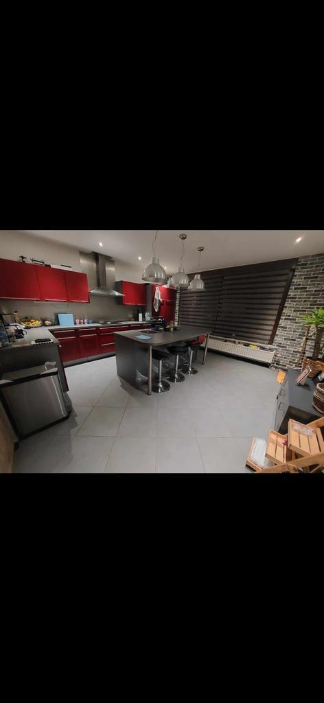 Uitgeruste keuken met centraal eiland, Huis en Inrichting, Keuken | Complete keukens, Gebruikt, Rood, Met kookeiland, Hoogglans of Gelakt