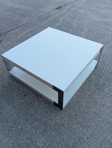 vierkante witte salontafel beschikbaar voor biedingen