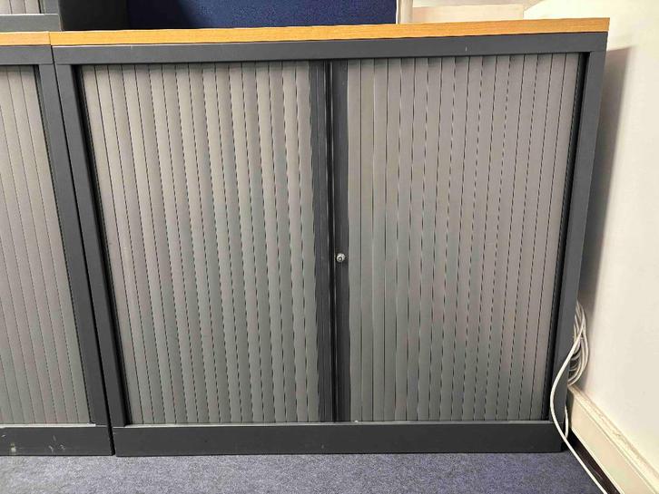 Armoires de bureau métalliques avec portes à rideaux, Maison & Meubles, Armoires | Armoires à porte coulissante & Armoires à archives