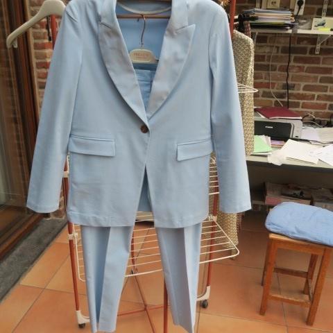 Broekpak lichtblauw CamicettaSnob mt 42 (it 46), Kleding | Dames, Jasjes, Kostuums en Pakken, Zo goed als nieuw, Kostuum of Pak