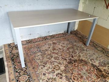 Tafel beschikbaar voor biedingen