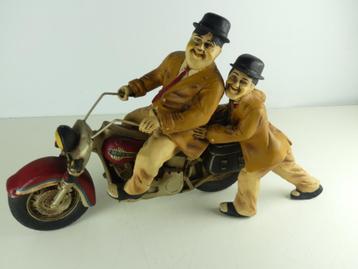 Antiek verzamelobject van Laurel & Hardy op een motorfiets beschikbaar voor biedingen
