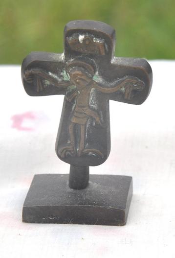 petit croix moderne en bronze sur socle  beschikbaar voor biedingen