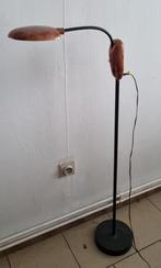 Le lampadaire LED à vendre fonctionne à l'électricité et à p, Maison & Meubles, Lampes | Lampadaires, Enlèvement, Comme neuf