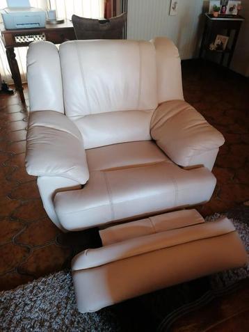 Relax zetel in leder + salontafel beschikbaar voor biedingen