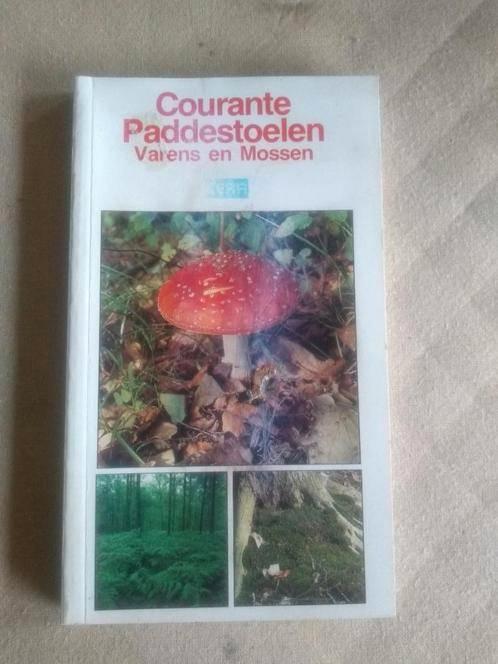 boek: courante paddenstoelen,varens en mossen+Veldbloemen, Livres, Nature, Utilisé, Fleurs, Plantes et Arbres, Enlèvement ou Envoi