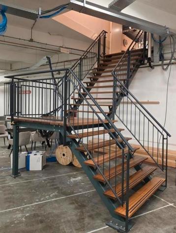 Grote hoge brede metalen trap 390cm hoog Meranti treden beschikbaar voor biedingen