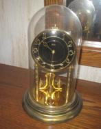 Belle horloge mécanique rétro sous une cloche en verre, Antiquités & Art, Enlèvement ou Envoi