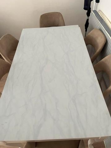 Eettafel beschikbaar voor biedingen