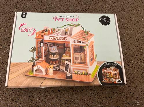 DIY  PET SHOP Miniatuur huisje hout/verlichting NIEUW, Hobby en Vrije tijd, Modelbouw | Overige, Ophalen