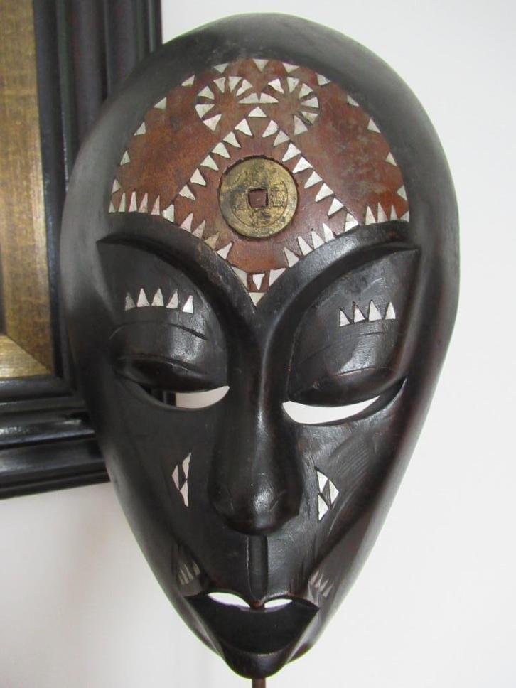 masker-LOMBOK-INDONESIE-houtsnijwerk met parelmoer, Antiek en Kunst, Kunst | Beelden en Houtsnijwerken, Ophalen of Verzenden