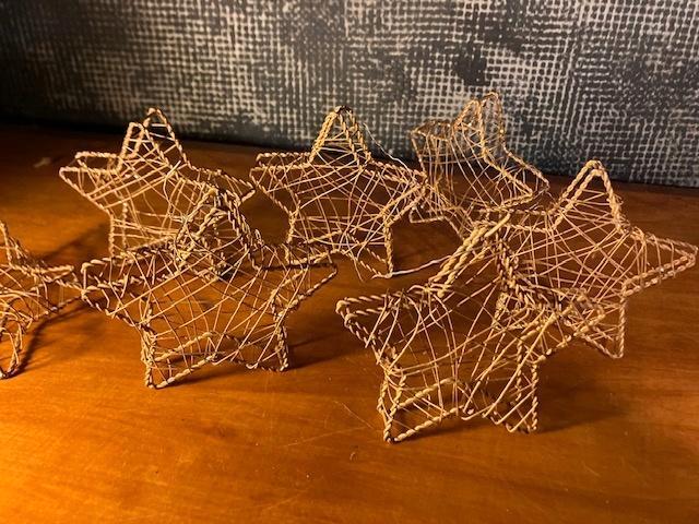 7 GOUDKLEURIGE KERSTSTERREN MET HAAKJE. DIAM : 10 CM., Diversen, Kerst, Gebruikt, Ophalen of Verzenden