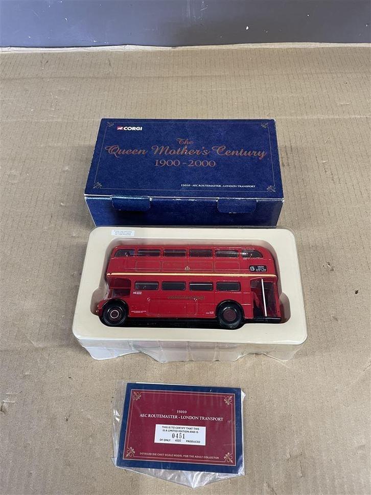 Corgi bus The queen mothers century 1900 - 2000, Hobby en Vrije tijd, Modelauto's | 1:50, Zo goed als nieuw, Corgi, Ophalen of Verzenden