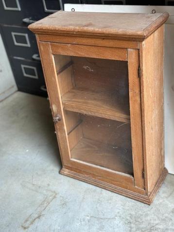 Houten medicijnkastje – vintage, glas te vervangen, 40-50 cm beschikbaar voor biedingen