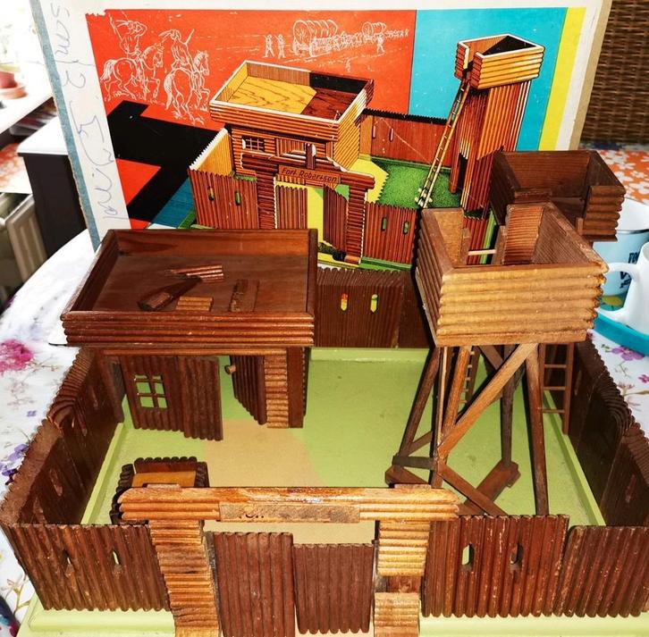 Fort Robertson, houten fort voor Britains cowboys 70's Fort, Antiek en Kunst, Antiek | Speelgoed, Ophalen of Verzenden