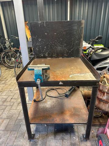 Lastafel met bankschroef met lamp en verstelbare poten beschikbaar voor biedingen
