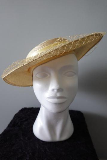 Licht goudkleurige elegante dameshoed beschikbaar voor biedingen