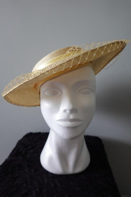 Licht goudkleurige elegante dameshoed, Kleding | Dames, Hoeden en Petten, Zo goed als nieuw, Hoed, 58 cm (L, 7¼ inch) of meer