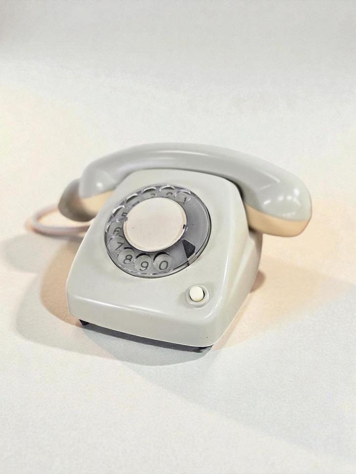 vintage analoge witte telefoon met draaischijf, Antiek en Kunst, Antiek | Tv's en Audio, Ophalen of Verzenden