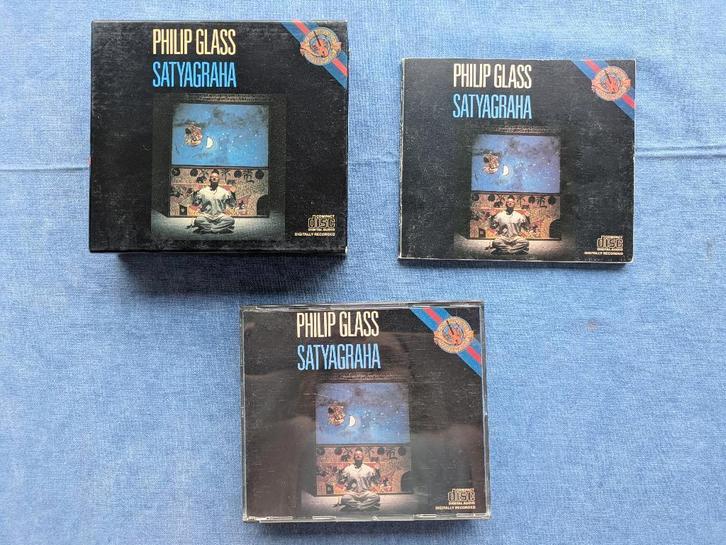 Boîte Satyagraha 3D de Philip Glass, CD & DVD, CD | Classique, Comme neuf, Opéra ou Opérette, Du modernisme à nos jours, Avec livret