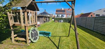 Speeltoestel met glijbaan beschikbaar voor biedingen