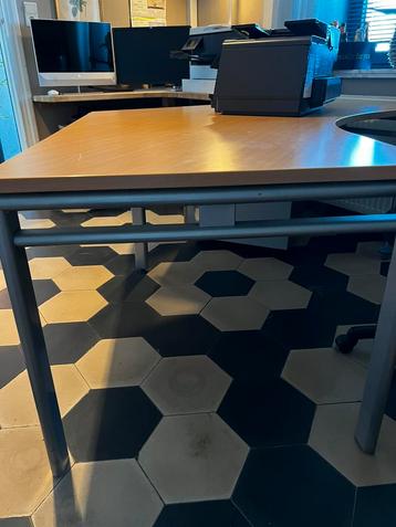 Gratis bureautafel met 2 ladeblokken beschikbaar voor biedingen